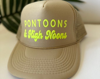 Pontoons en High Noons Trucker Hat, Lake River Hat