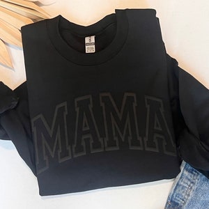 Sudadera de mamá, regalo de mamá, sudadera de mamá negra, negro sobre negro, diseño de estampado de fuente CURVED