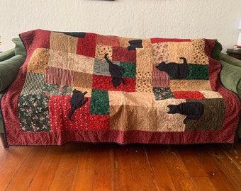 Schwarze Katze Rot creme Floral Cottagecore Handgenähte Patchworkdecke