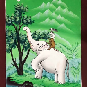 以下が含まれることがあります： 白い象の背中に茶色の猿が乗っています。猿の頭には白い鳥が乗っています。象は青い川と緑の木が背景にある緑の草原に立っています。