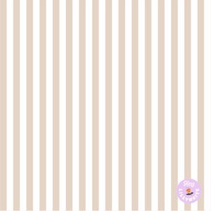 Puede incluir: Patrón de rayas verticales alternando beige y blanco. Las rayas están espaciadas uniformemente y van de arriba a abajo. Una pequeña pegatina redonda morada con texto está en la esquina inferior derecha.