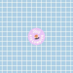 Puede incluir: Un fondo azul claro con un patrón de cuadrícula y una pegatina circular en el centro. La pegatina es de color lila claro con la palabra "Hey" en blanco y las palabras "Lillynnite" en un patrón circular. Una imagen de dibujos animados de una calabaza está en el centro.