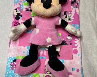 Peluche de Minnie Mouse, balde o cesta con colcha casera y almohada a juego