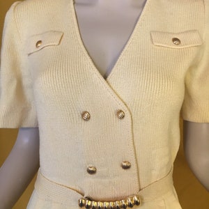Yellow creme vintage knit Dana Hogan dress with gold clasp belt size 4/6