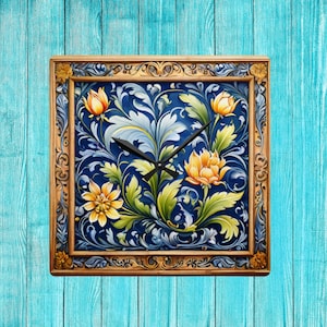 Peut inclure: Une horloge carrée avec un cadre en bois et un motif floral bleu et jaune. Le cadran de l'horloge est entouré d'une bordure décorative.