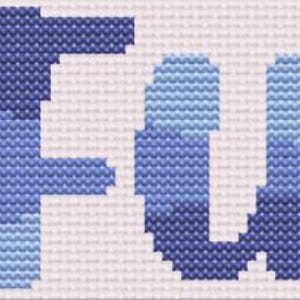 Op de afbeelding: Een kruissteekontwerp op een witte achtergrond. De tekst "FUCK ICE" wordt weergegeven in verschillende tinten blauw, met gestileerde blauwe accenten aan weerszijden van de tekst.
