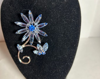 J135S.  Vintage Blue Two Tone Daisy Brooch with Silver-tone settings
