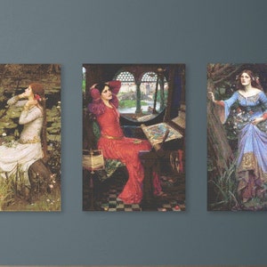 Puede incluir: Tres pinturas de mujeres en diferentes entornos. La primera pintura muestra a una mujer con un vestido blanco sentada en una roca en un bosque. La segunda pintura muestra a una mujer con un vestido rojo sentada en una habitación con una ventana. La tercera pintura muestra a una mujer con un vestido azul de pie en un bosque.