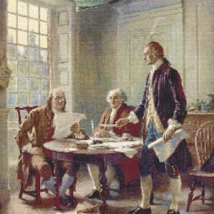 Może przedstawiać: Historyczny obraz przedstawiający trzech mężczyzn w strojach kolonialnych zgromadzonych wokół stołu, przeglądających dokumenty. Jeden mężczyzna stoi, gestykulując, podczas gdy pozostali siedzą. Model statku wisi u sufitu, a papiery są rozrzucone na podłodze.