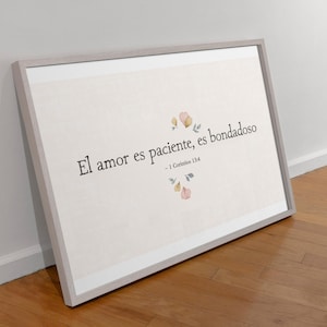 Peut inclure: Une impression encadrée rectangulaire présentant le texte espagnol El amor es paciente, es bondadoso et 1 Corintios 13:4 en police serif noire. Le design comprend de petits accents floraux délicats style aquarelle en rose, jaune et vert.