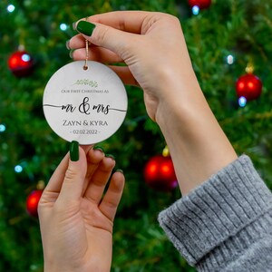 Personalisierte erste Weihnachten Verheiratet Ornament: Mr & Mrs Sprig Porzellan Ornament