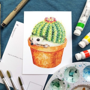 ハリネズミサボテンポストカード - 水彩画アートプリント - 気まぐれでかわいいファンタジー動物の文房具 - 庭の植木鉢の中の森の生き物