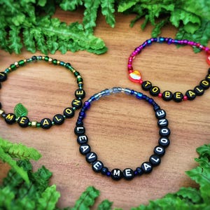 Pulseras de la amistad hechas a mano con cuentas para personas introvertidas y con ansiedad social. Accesorios divertidos para personas tímidas, ansiosas y solitarias. Regalo de broma.