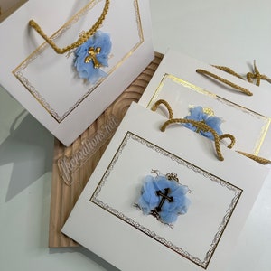 Bolsas de regalo personalizadas con flores.