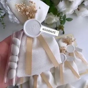 Pochette en tissus accompagnée d’un sachet de dragées