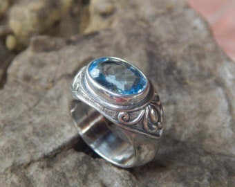 Silver ring bali carving motif with blue topaz stone