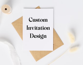 Puede incluir: Una tarjeta blanca con el texto "Custom Invitation Design" impreso en negrita negra. La tarjeta está sobre un sobre marrón.