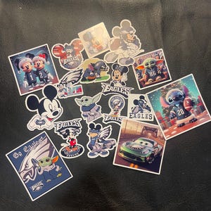 Disney/Eagles klistermärken - Musse Pigg, fotboll, fåglar, Pixie Dust loot - Resepresenter Massor av glansiga vinylklistermärken - Philadelphia