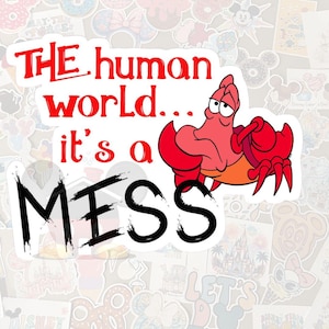 Puede incluir: Una pegatina con un cangrejo de dibujos animados y el texto "THE human world... it's a MESS". El cangrejo es rojo con un cuerpo naranja y una expresi&oacute;n triste. El texto es rojo y negro. El fondo est&aacute; cubierto de varias pegatinas de dibujos animados.