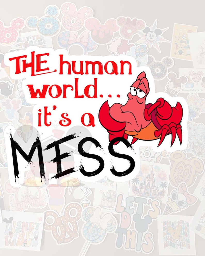 Puede incluir: Una pegatina con un cangrejo de dibujos animados y el texto "THE human world... it's a MESS". El cangrejo es rojo con un cuerpo naranja y una expresi&oacute;n triste. El texto es rojo y negro. El fondo est&aacute; cubierto de varias pegatinas de dibujos animados.