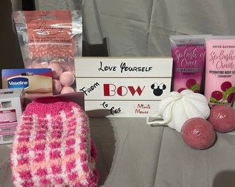 Minnie Mouse Pampered Pink Gift Box- Bath bombs, lotion, shower gel, etc