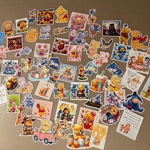 Op de afbeelding: Een verzameling kleurrijke Winnie de Poeh-stickers met verschillende personages en scènes. De stickers tonen Poeh, Knorretje, Iejoor en Teigetje in verschillende poses en omgevingen. Sommige stickers bevatten tekst en de algehele esthetiek is grillig en vrolijk.