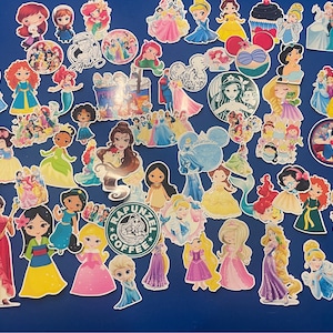 Op de afbeelding: Een verzameling kleurrijke Disney-prinsessen stickers met verschillende personages zoals Assepoester, Ariel, Belle en Rapunzel. De stickers zijn perfect om dagboeken, laptops, waterflessen en meer te versieren.