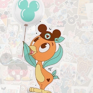Puede incluir: Una pegatina con un personaje de pájaro naranja con un sombrero marrón y detalles turquesa, sosteniendo un globo con un icono de Mickey Mouse turquesa. La pegatina tiene un fondo blanco y está rodeada de otras pegatinas temáticas de Disney.