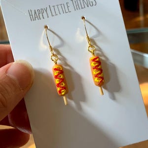 Corn Dog Tropfen Ohrringe/Essen Ohrringe/Ketchup & Senf Ohrringe/Spaß Ohrringe/Corn Dog Liebhaber Geschenke/18K Vergoldet/Gratis Geschenk