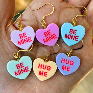 Orecchini a forma di cuore di caramelle di San Valentino/Orecchini a forma di cuore di caramelle/Orecchini carini e divertenti/Regalo di San Valentino per lei/Ganci placcati in oro 18 carati/Regalo gratuito