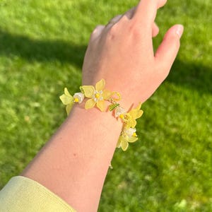 Yellow Flower Bracelet and Earring Set – Garden-Inspired Jewelry, Floral Statement Gift, Spring Jewelry Set, Gift for Mom, Wedding Jewelry