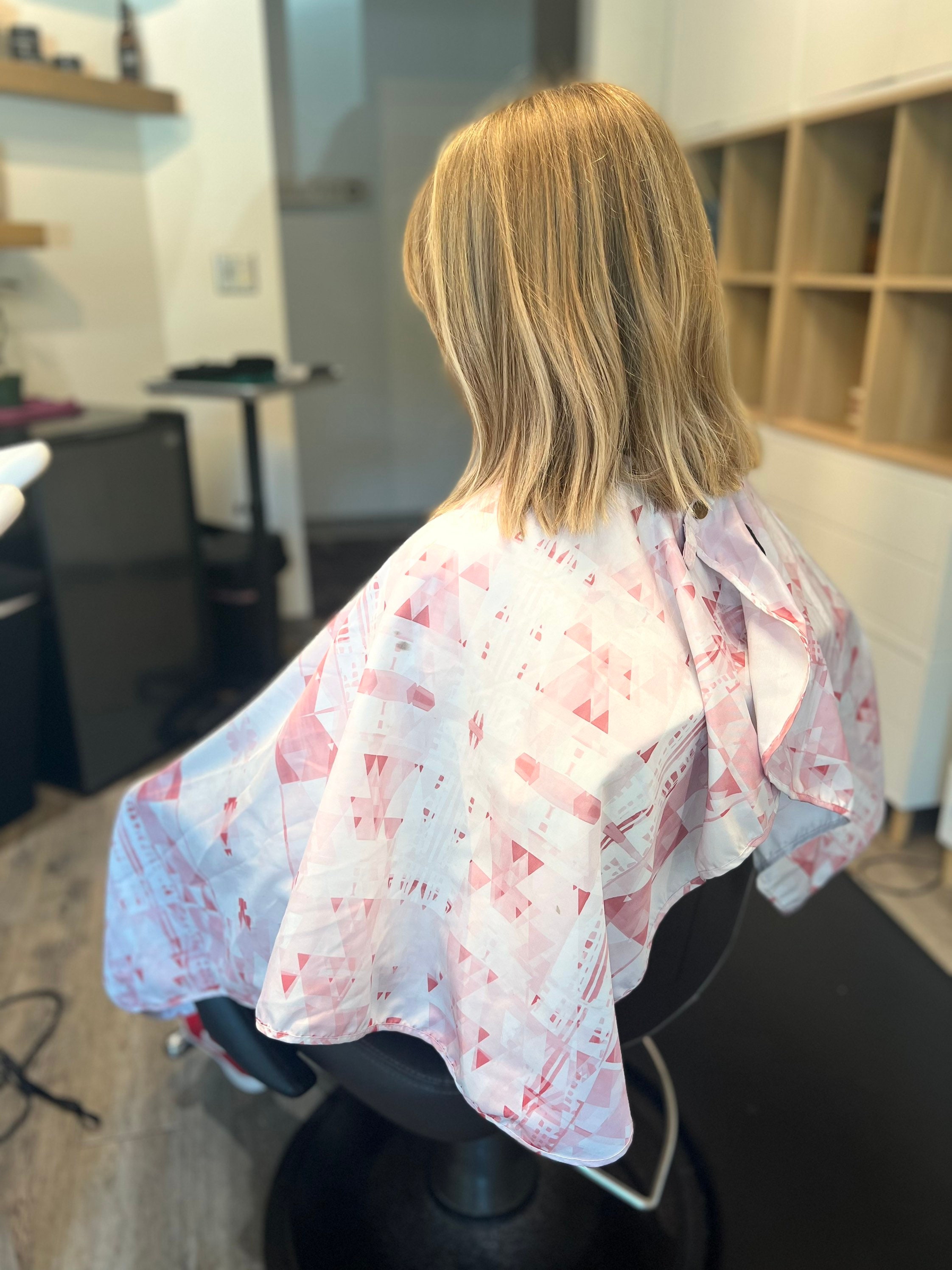 Cool SALON CAPE for Hairstylists & Barbers With Waterproof Fabric and ...