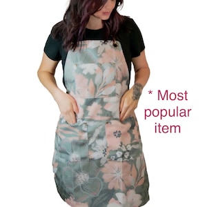 Gray Flower Hairstylist Apron For Salons Made of Sturdy Canvas Fabric That&#39;s Machine Washable And Adjustable Size For Haircuts and Color