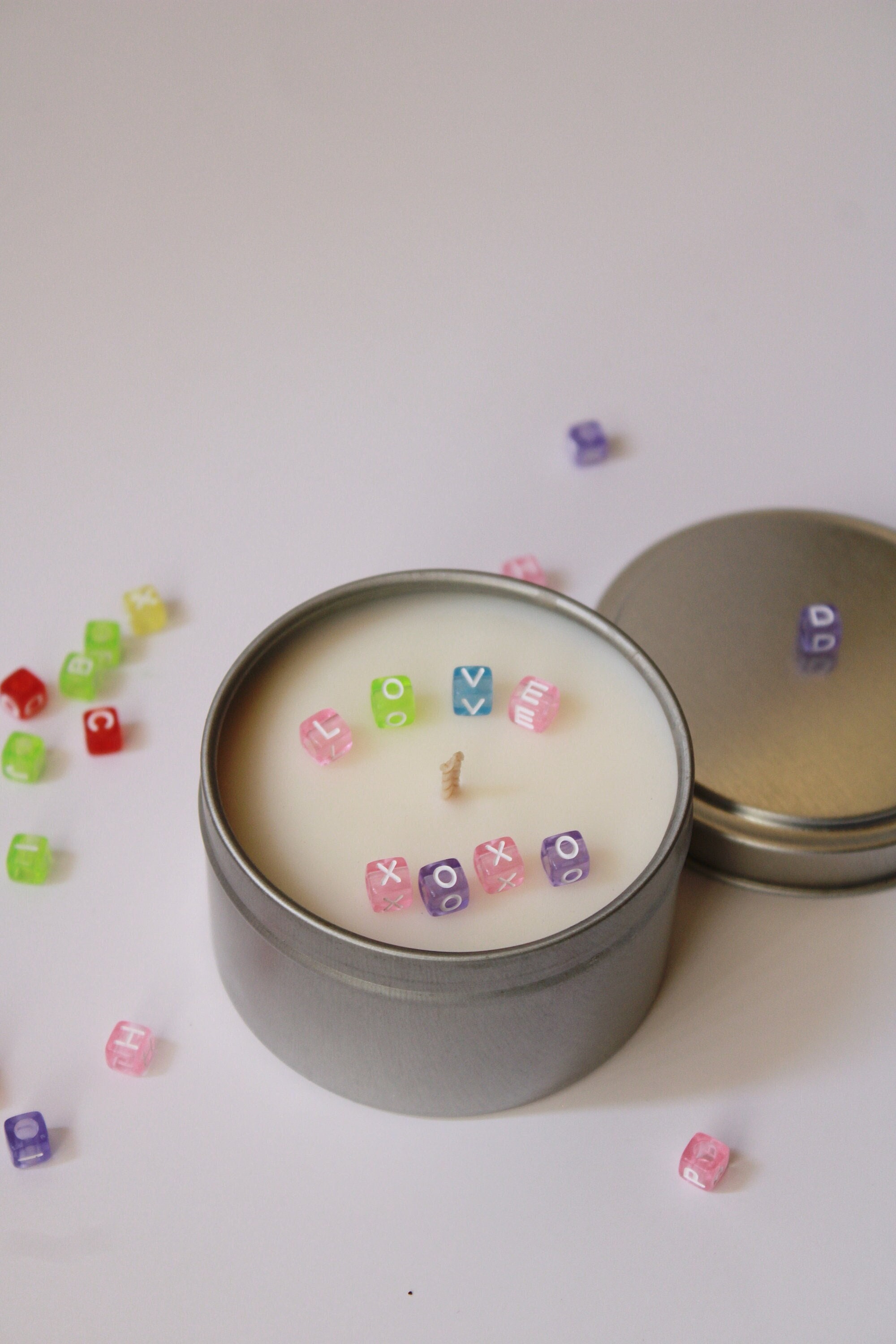 Candela con messaggio di perline colorate / Candela personalizzata / Lattina d'argento da 4 oz / Nessuna etichetta / Qualsiasi messaggio / Opzioni di fragranza