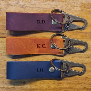 Llavero de cuero personalizado con mosquetón, llavero con inicial personalizada, llavero de cuero hecho a mano, regalo para él o ella.