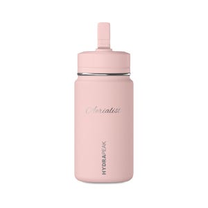 Puede incluir: Una botella de agua aislada de color rosa claro con tapa a juego y boquilla de pajita vertical. La palabra Aerialist está impresa en cursiva sobre la palabra HYDRAPEAK, impresa verticalmente en una fuente sans-serif en el cuerpo.