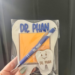 Personalized Dentist and Dental Hygienist / assistant Gift - Engraved Post-it Note Holder, Pen and custom Tooth Buddy magnet Azul