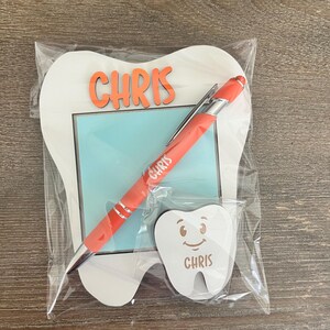 Personalized Dentist and Dental Hygienist / assistant Gift - Engraved Post-it Note Holder, Pen and custom Tooth Buddy magnet Laranja