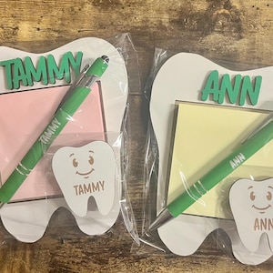 Personalized Dentist and Dental Hygienist / assistant Gift - Engraved Post-it Note Holder, Pen and custom Tooth Buddy magnet Verde
