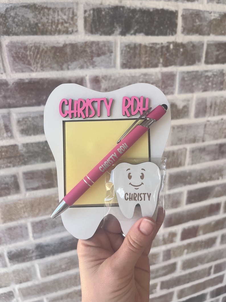 Personalized Dentist and Dental Hygienist / assistant Gift - Engraved Post-it Note Holder, Pen and custom Tooth Buddy magnet Cor-de-rosa