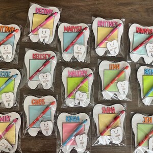 Personalized Dentist and Dental Hygienist / assistant Gift - Engraved Post-it Note Holder, Pen and custom Tooth Buddy magnet imagem 3