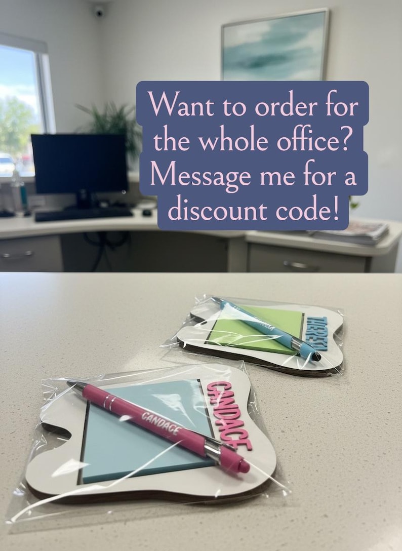 Pode incluir: Dois conjuntos personalizados de bloco de notas e caneta em embalagem transparente. Um conjunto apresenta uma caneta rosa e o nome "Candace" em rosa. O outro conjunto tem uma caneta azul e o nome "There" em azul. A imagem inclui o texto: "Quer encomendar para todo o escrit&oacute;rio? Envie-me uma mensagem para um c&oacute;digo de desconto!"