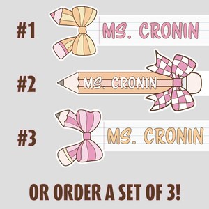 K&ouml;nnte beinhalten: Drei Bleistift-f&ouml;rmige Lesezeichen mit verschiedenen Schleifendesigns. Die Lesezeichen sind mit #1, #2 und #3 beschriftet. Jedes Lesezeichen tr&auml;gt den Text "MS. CRONIN". Der Text "OR ORDER A SET OF 3!" ist am unteren Rand des Bildes gedruckt.