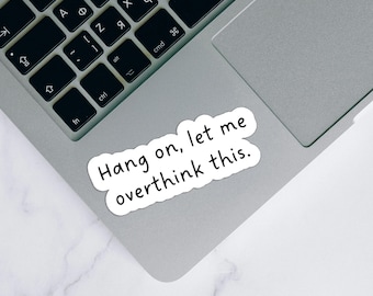 Wacht even, let me overthink this sticker, sticker laptop en waterfles, schattige waterdichte sticker, sociale angst plakkerig, geestelijke gezondheidstherapie