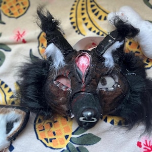 Maska terianina owczarka niemieckiego/wilka w kolorze brązowo-czarnym (z odrobiną krwi?)