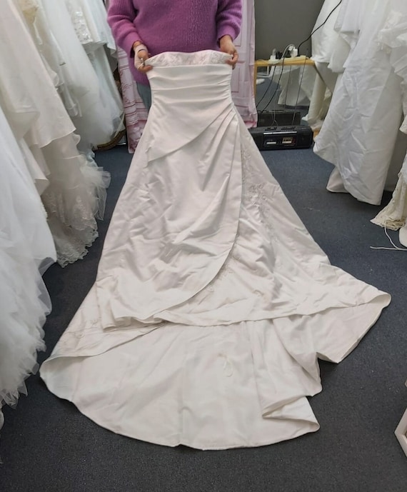 Vintage Ivory Satin Wedding Dress: Beaded Lace Appliques, Sweetheart  Neckline, Size 16 - Etsy