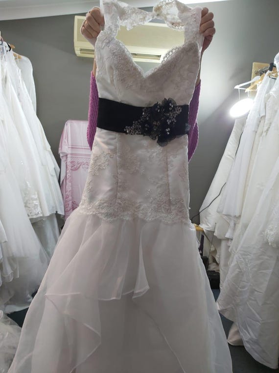 Vintage Lace Bridal Gown: Sleeveless Tulle Skirt, Beaded Sash (size 4) -  Etsy