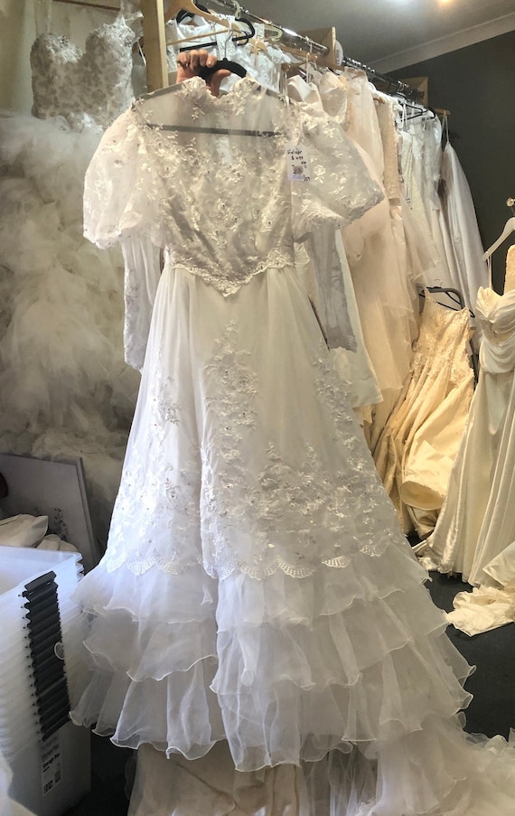 Vintage Ivory Romantic Bridal Dress with Floral Lace, Short Sleeves,  V-Neck, Layered Ruffle Skirt, Mermaid Style Wedding Dress, Size 12