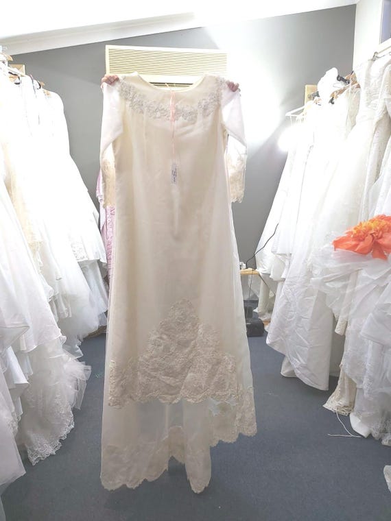 Vintage A-Line Sweetheart Satin Pearls Long Sleeve Lilac Gown main image 1