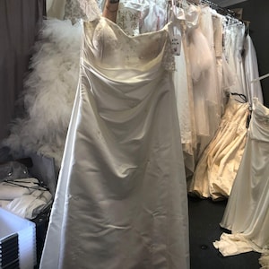 Ivory Lace A-Line Wedding Gown - Sleeveless Bridal Maxi Dress